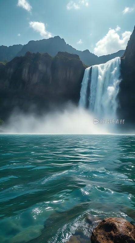 瀑布飞流直下碧波荡漾山间