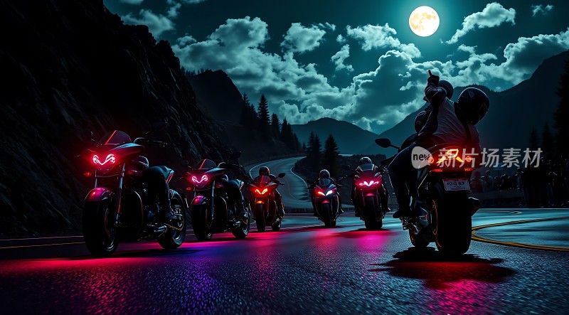 摩托车手夜行山间公路