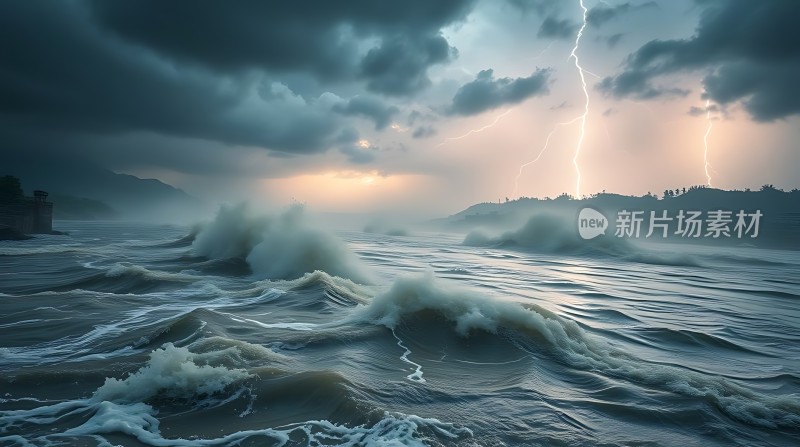 暴风雨中的海浪与闪电