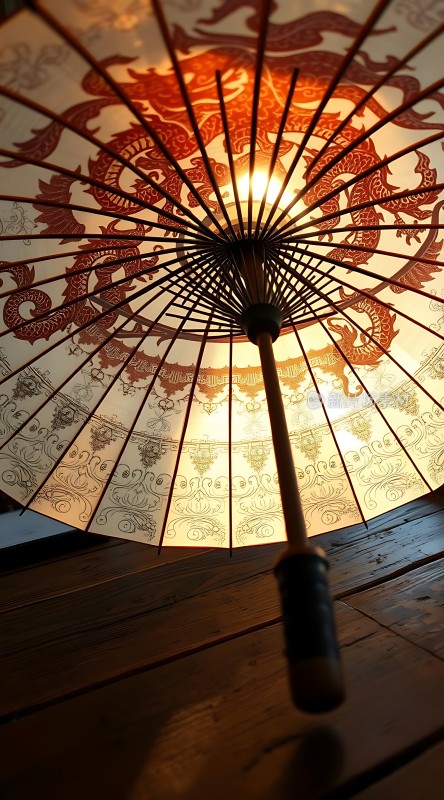 龙纹油纸伞下的光影世界
