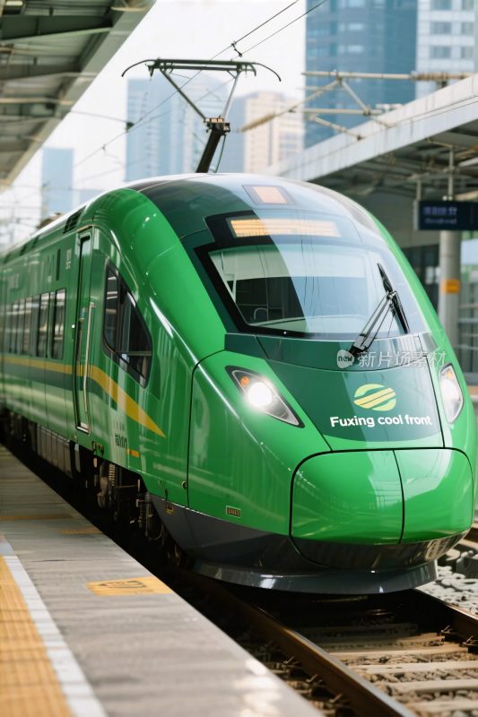绿色动车火车站台
