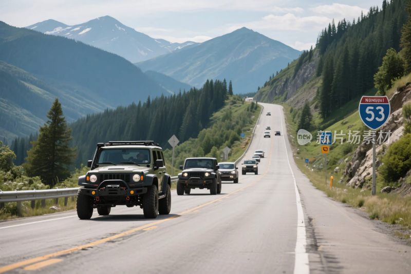 公路上行驶的多辆越野车