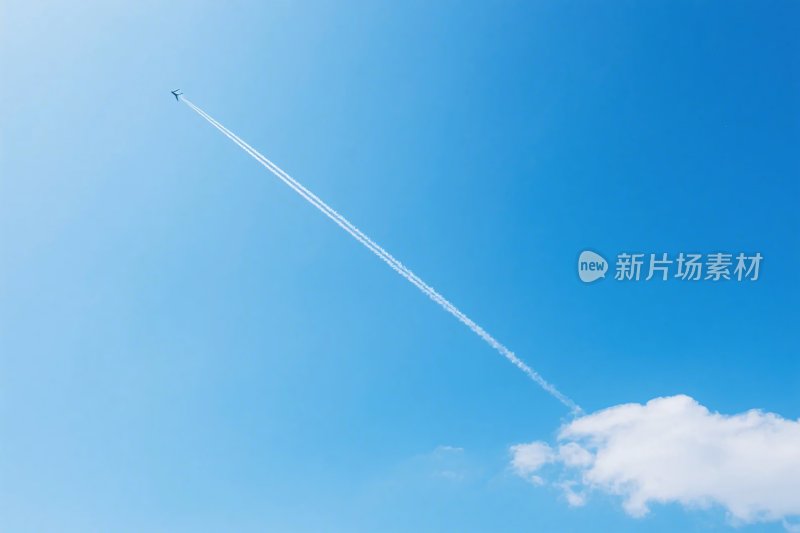 蓝天喷气轨迹与云朵