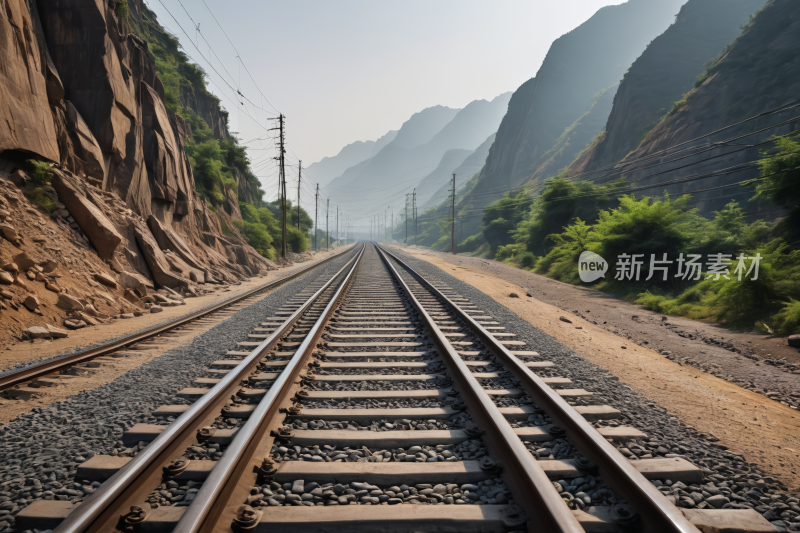 一条火车轨道正在穿过一座高山清背景图片