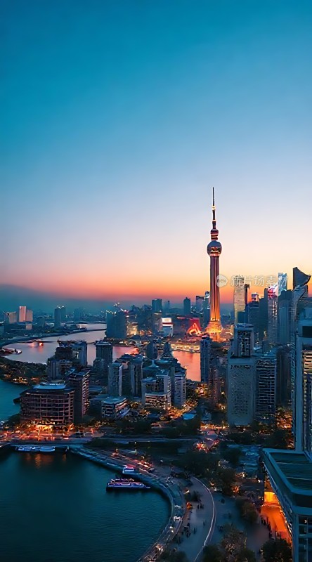 上海夜景东方明珠塔与黄浦江畔灯火辉煌