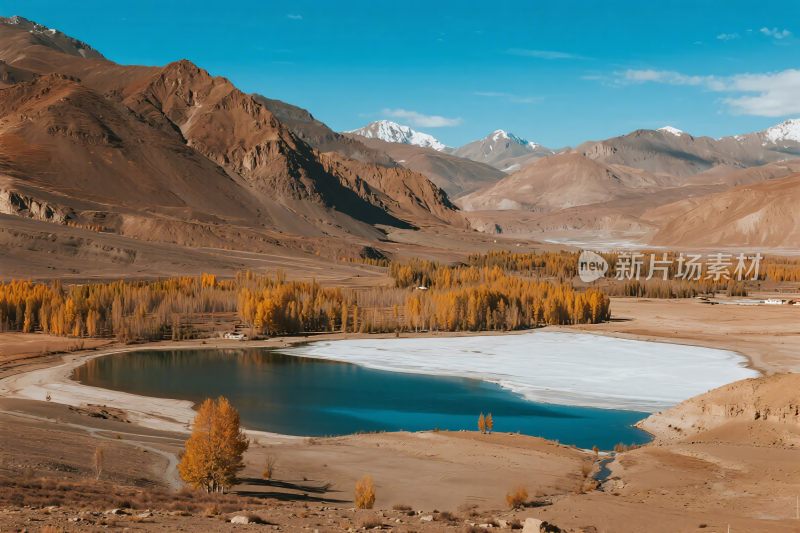 山间湖泊秋日风光