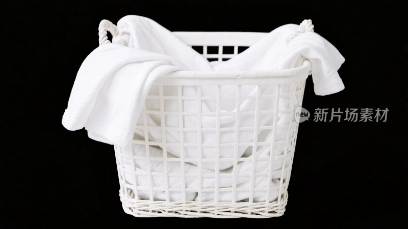 白色洗衣篮与衣物
