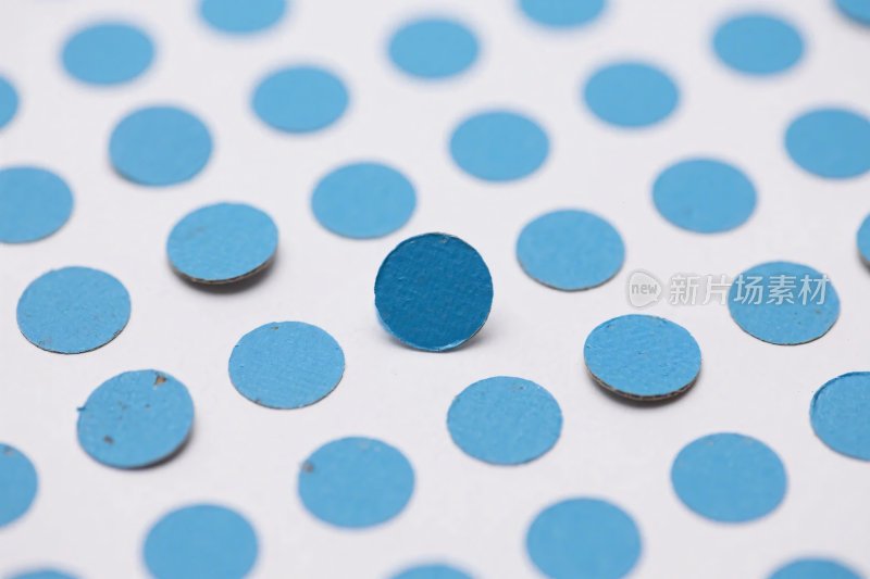 蓝色圆点焦点图案