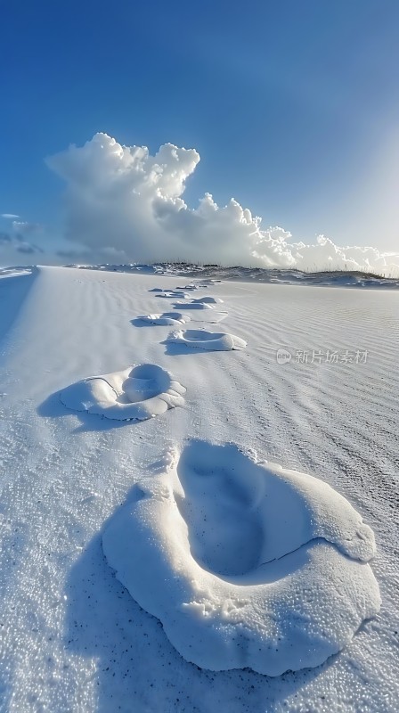 雪地足迹蓝天白云下的宁静之旅