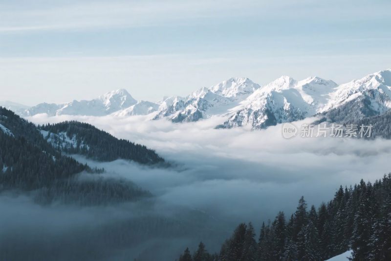 雪景山峦云海风光图