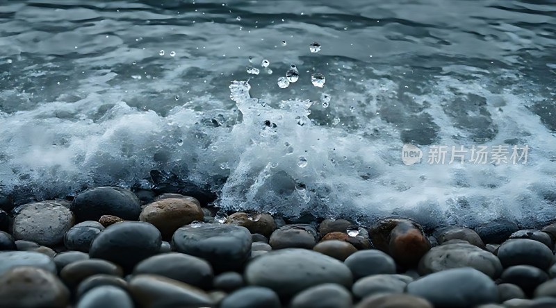海浪轻拍石滩
