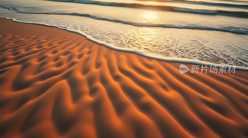 日落时分的金色沙滩与海浪