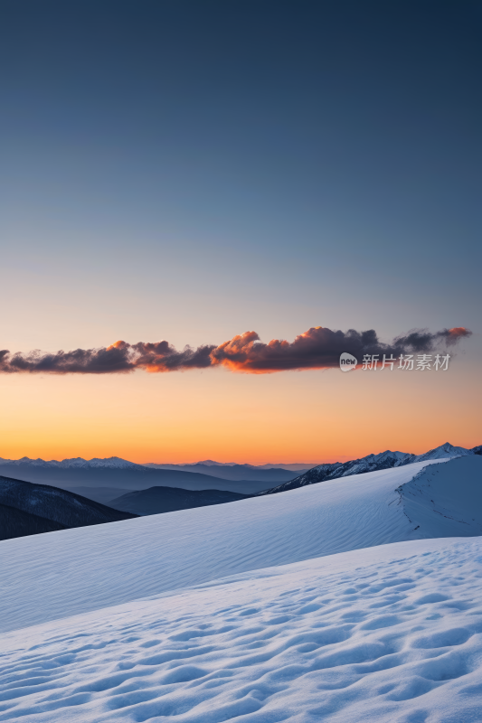 一座被雪覆盖的高山清风景摄影图片