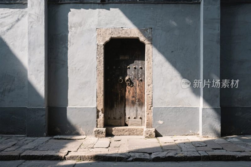 古朴木门与墙面光影