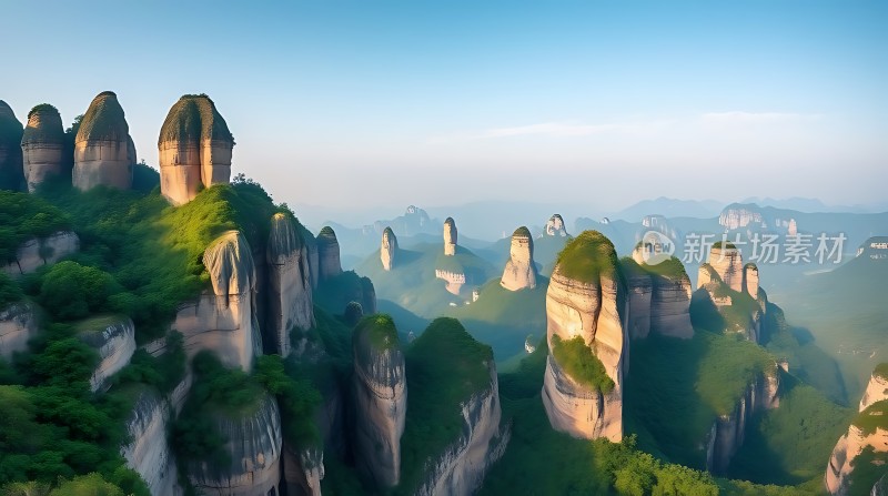 日出时分的奇特山峰与翠绿森林