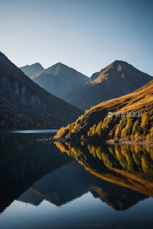 山倒映在湖中前景是几棵树高清图片