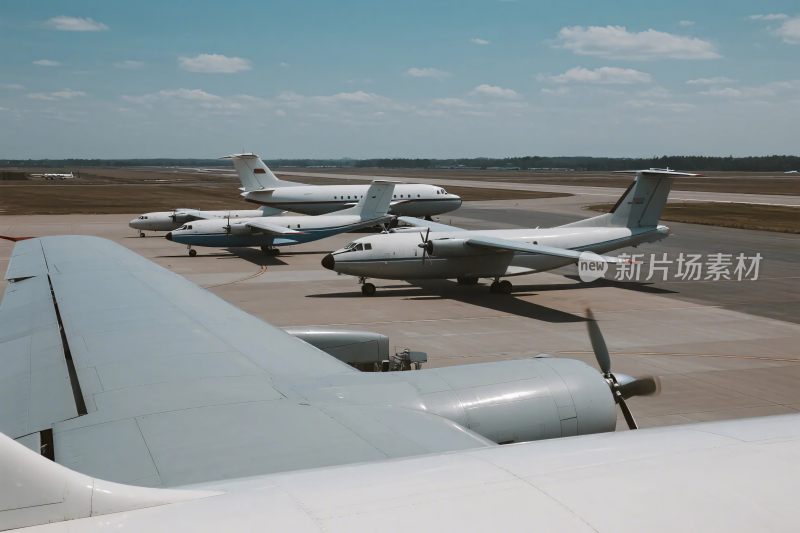机场停放的多架飞机