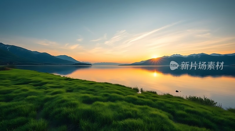 湖畔晨光映翠波