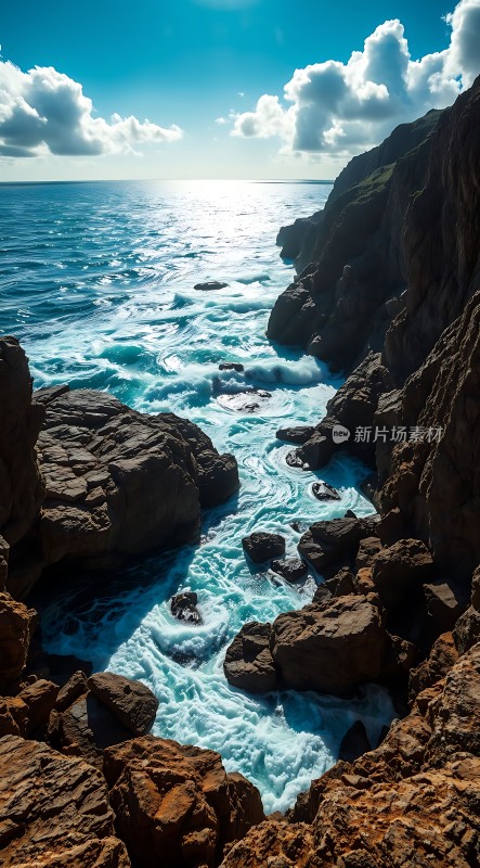 阳光下的海浪与岩石