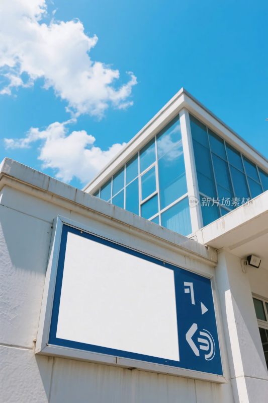 现代建筑标牌与蓝天场景