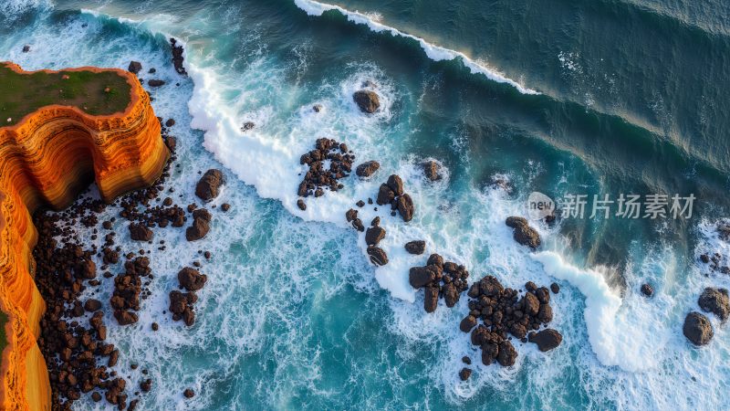 海浪拍打礁石的壮丽景象