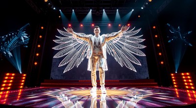 舞台上的炫目灯光与翅膀造型