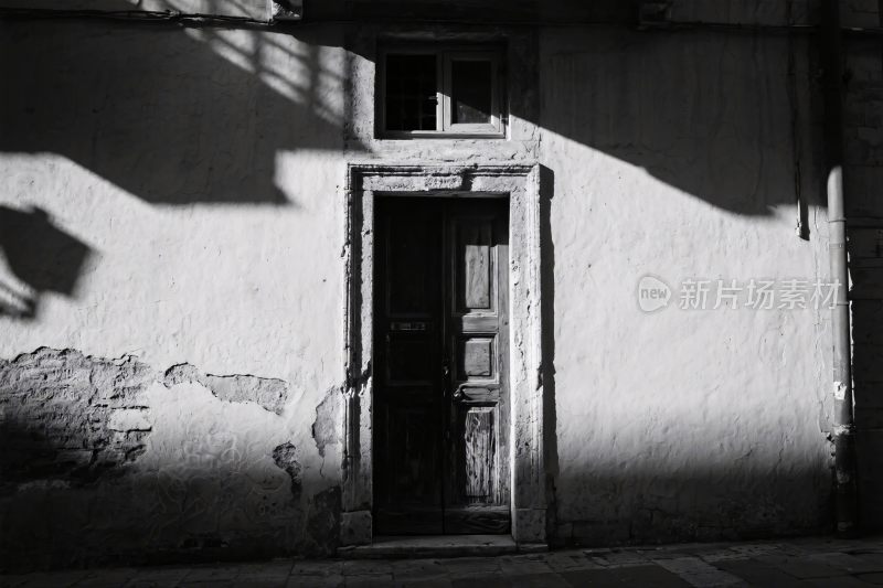 黑白老建筑木门风景