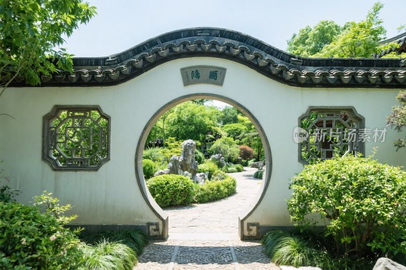 中式园林圆形门景观