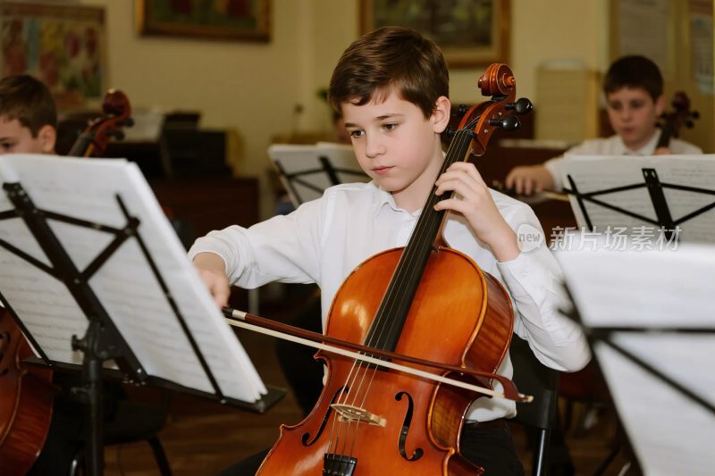 少年演奏大提琴场景