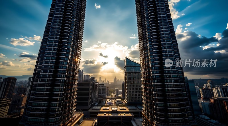 双子塔下的城市日出