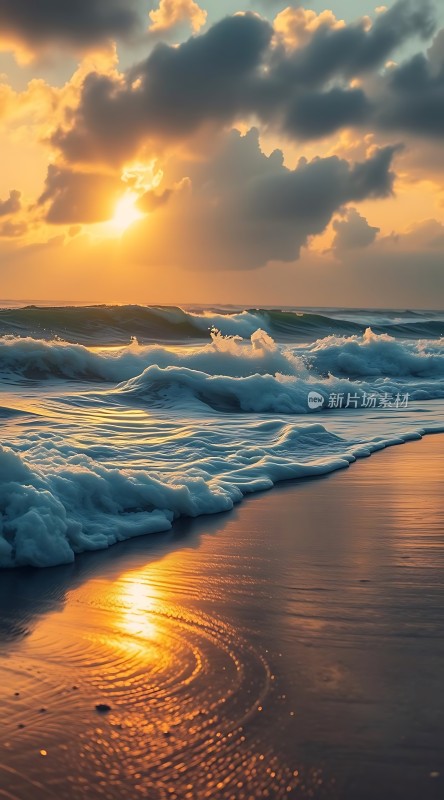 日落时分的海浪与沙滩