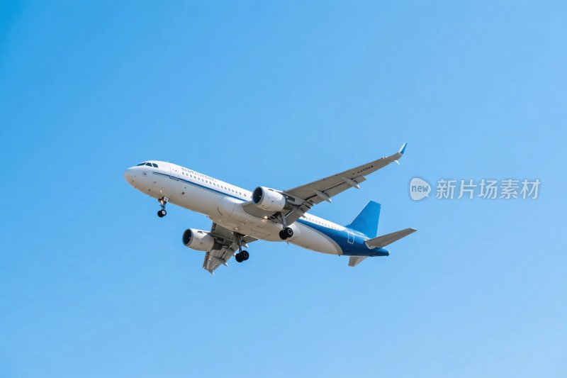 蓝天中的飞机飞行场景