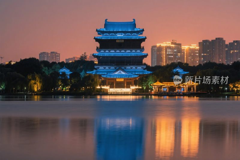 古塔与水景夜景