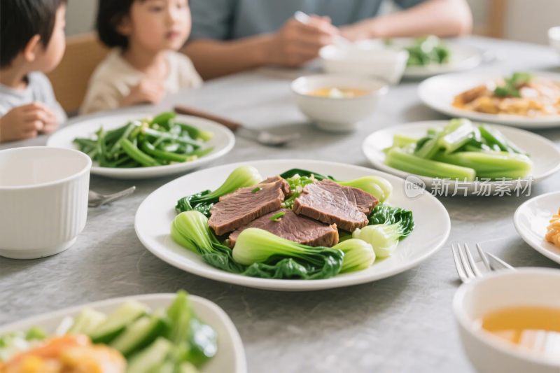 一家人用餐的温馨场景