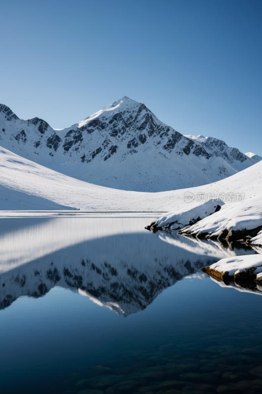 山倒映在湖中地面上有雪高清风景图片