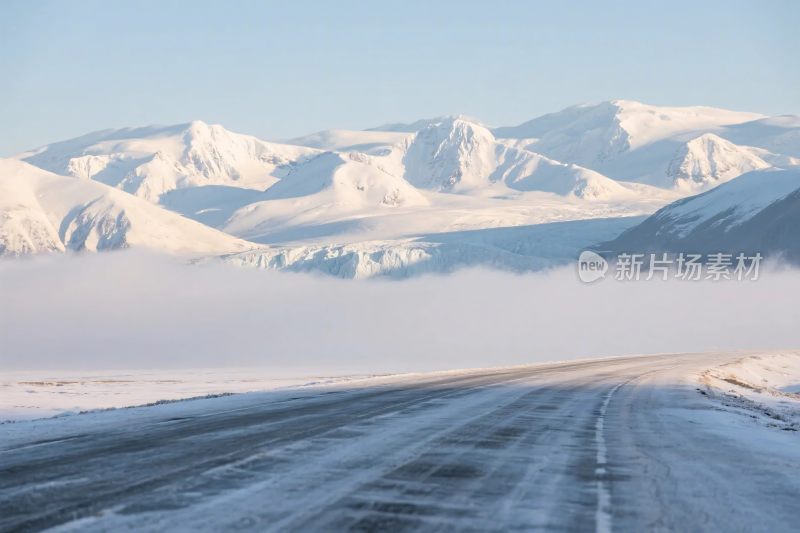 雪山雾景道路