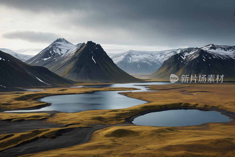 山中间一个湖还有几座白雪皑皑山峰风景图片