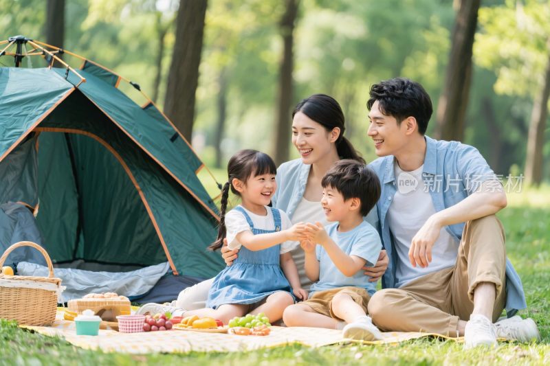 家庭户外露营场景