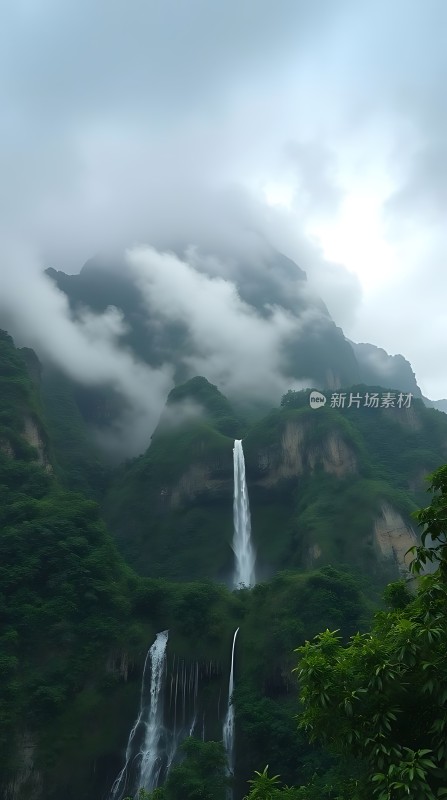 云雾缭绕下的壮丽瀑布群