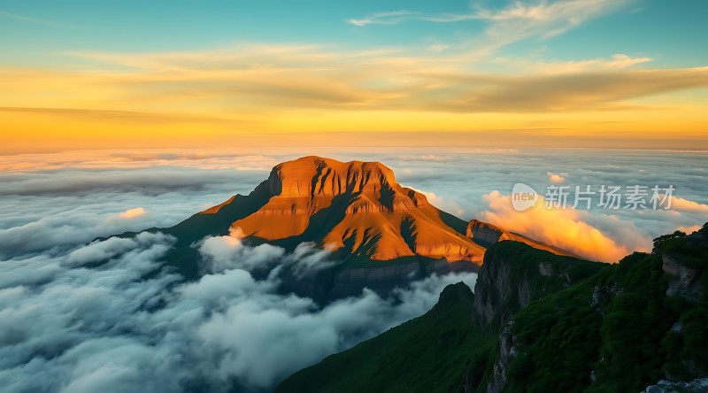 日出云海映照巍峨山峰