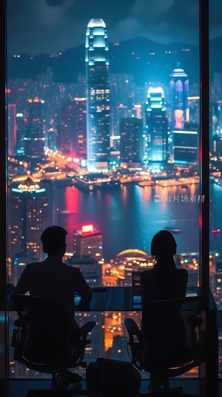 都市夜景下的商务对话