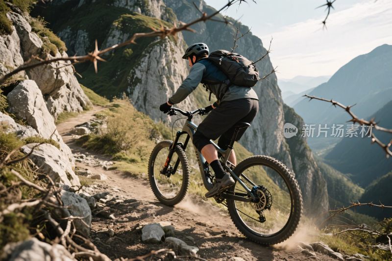山地间骑行的户外运动者