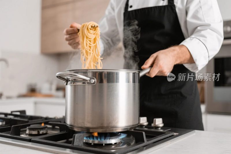 厨师煮面条场景