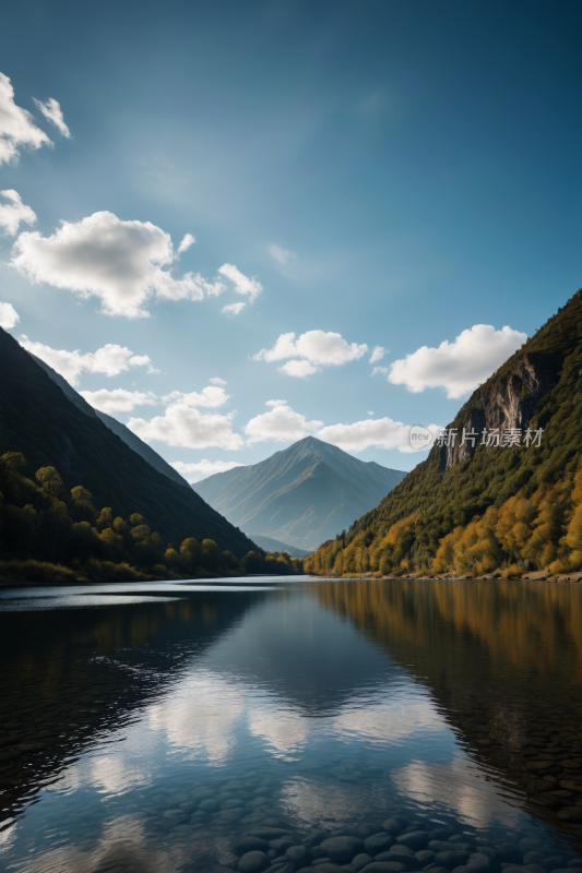 一大片水域一座高山清风景图片