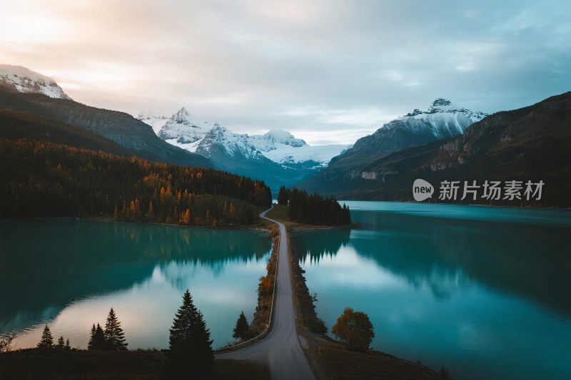 山间湖泊与蜿蜒公路美景