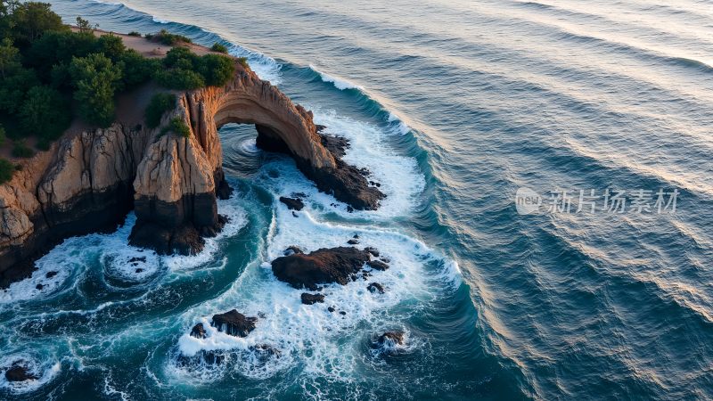 海浪拍打礁石的壮丽景象