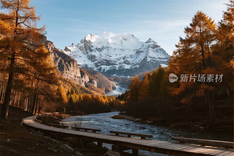 秋日山间河流与雪山美景