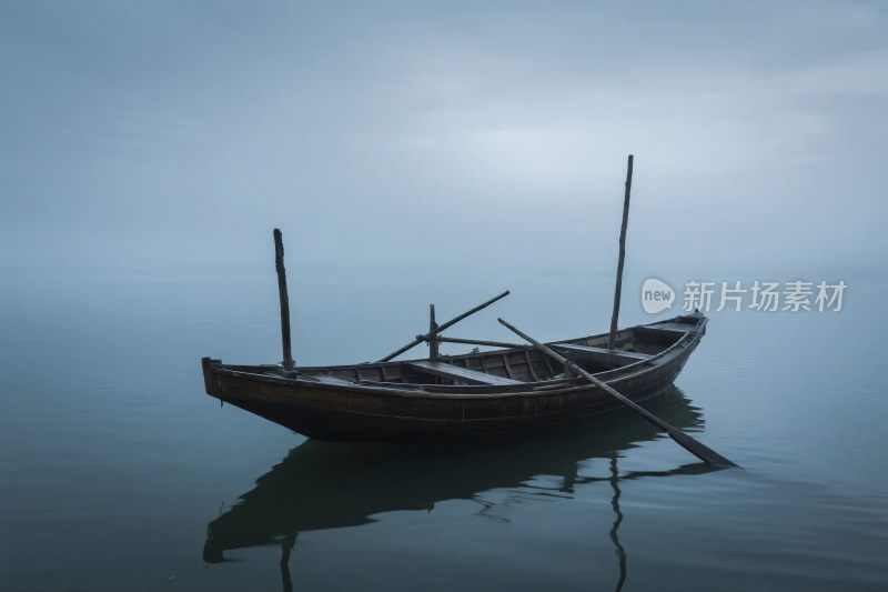 水面上的孤独小船