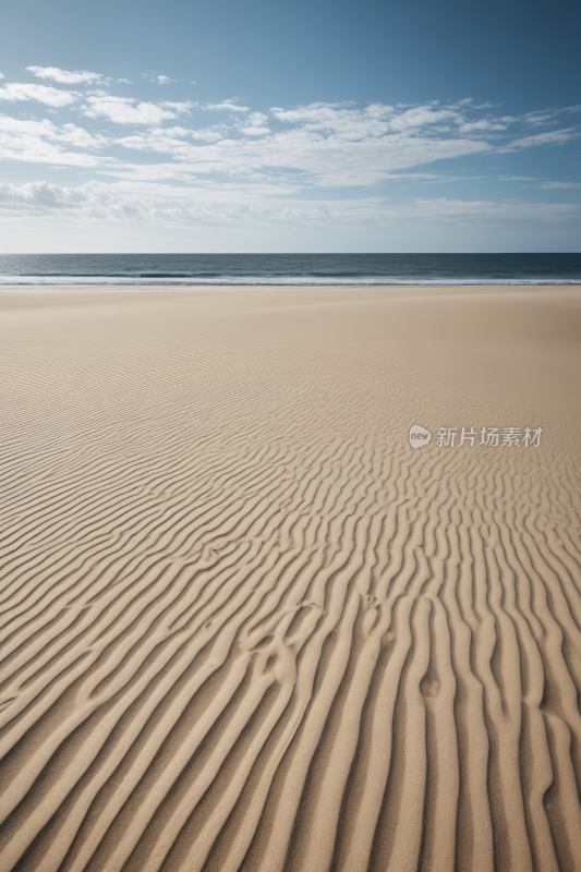 般的海滩有几道波浪和蓝天高清风景图片