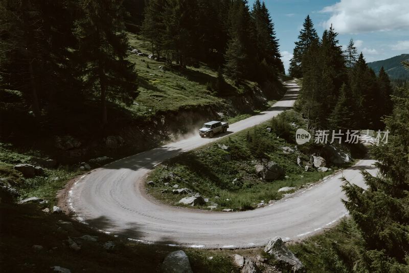 山间蜿蜒公路上行驶的汽车